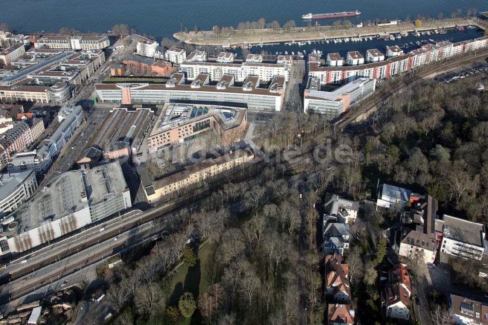 Mainz aus der Vogelperspektive: Wohngebiet einer Mehrfamilienhaussiedlung Winterhafen am Ufer- und Flußverlauf des Rhein in Mainz im Bundesland Rheinland-Pfalz, Deutschland