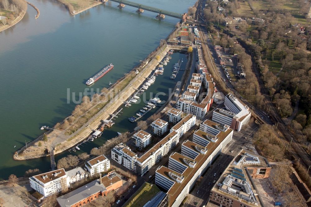 Luftbild Mainz - Wohngebiet einer Mehrfamilienhaussiedlung Winterhafen am Ufer- und Flußverlauf des Rhein in Mainz im Bundesland Rheinland-Pfalz, Deutschland