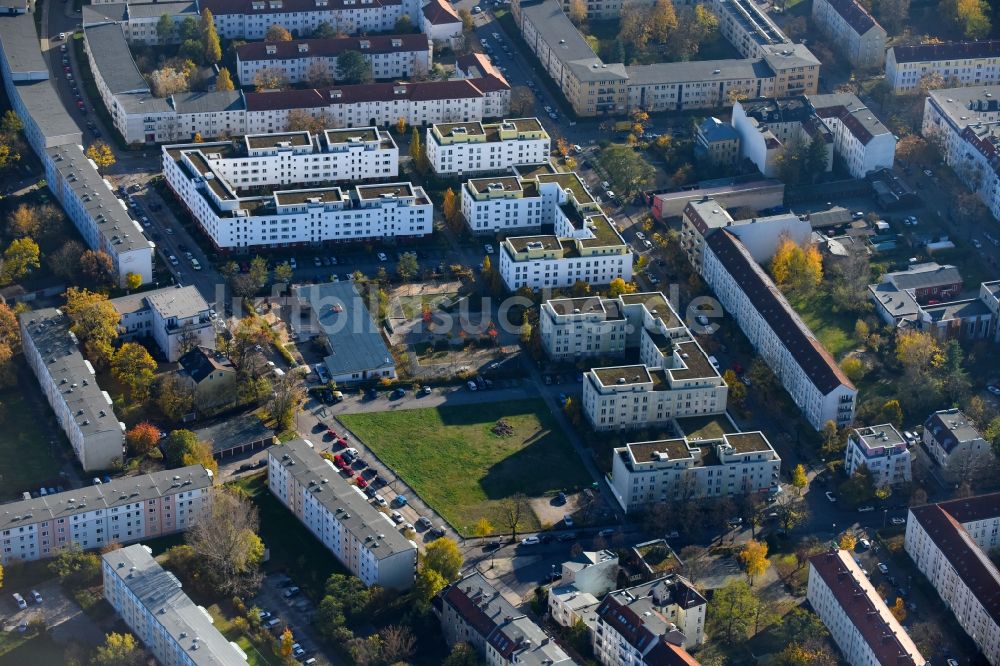 Berlin aus der Vogelperspektive: Wohngebiet einer Mehrfamilienhaussiedlung Wohnpark Adlershof in Berlin Treptow-Köpenick, Deutschland