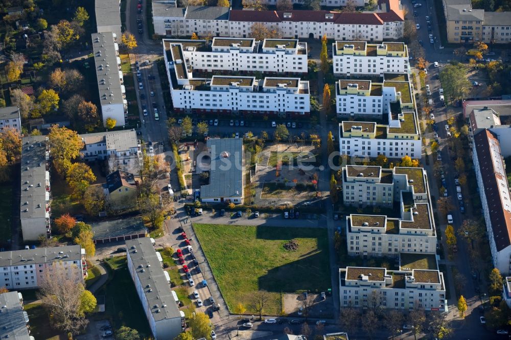 Luftbild Berlin - Wohngebiet einer Mehrfamilienhaussiedlung Wohnpark Adlershof in Berlin Treptow-Köpenick, Deutschland