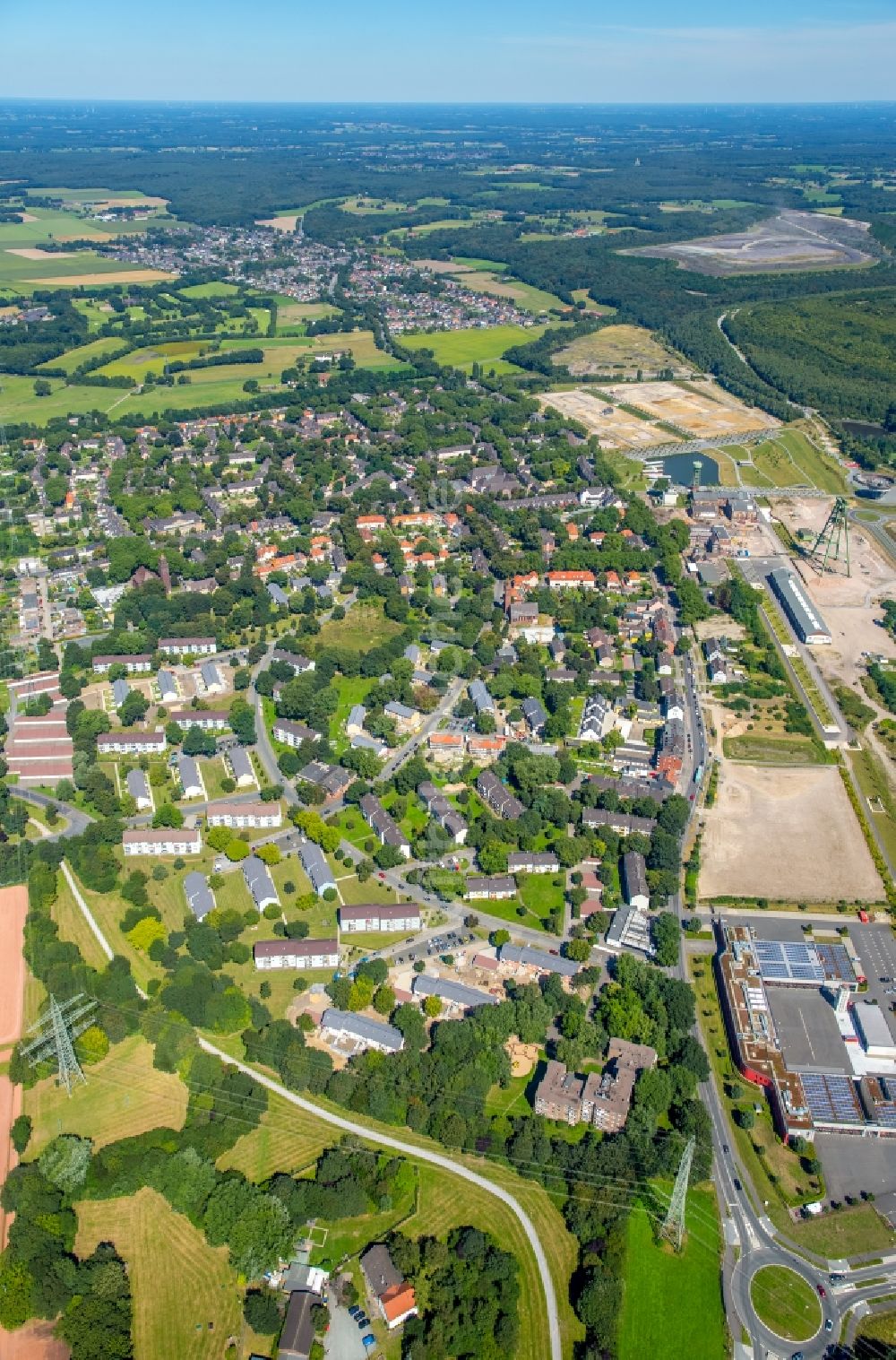 Dinslaken aus der Vogelperspektive: Wohngebiet einer Mehrfamilienhaussiedlung Zechensiedlung Lohberg in Dinslaken im Bundesland Nordrhein-Westfalen