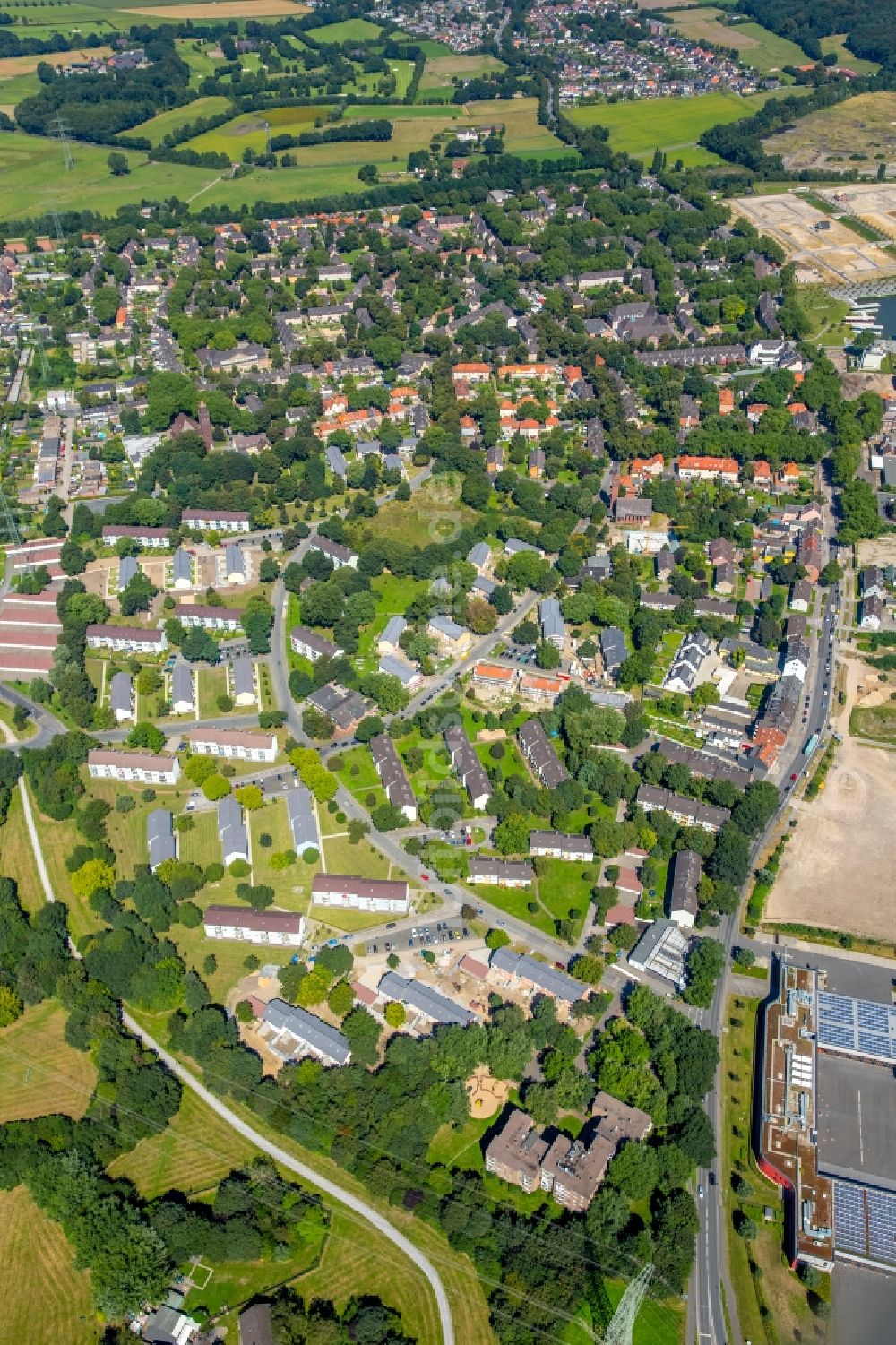 Luftbild Dinslaken - Wohngebiet einer Mehrfamilienhaussiedlung Zechensiedlung Lohberg in Dinslaken im Bundesland Nordrhein-Westfalen