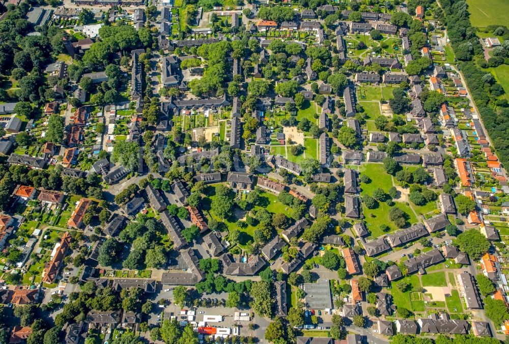 Dinslaken von oben - Wohngebiet einer Mehrfamilienhaussiedlung Zechensiedlung Lohberg in Dinslaken im Bundesland Nordrhein-Westfalen