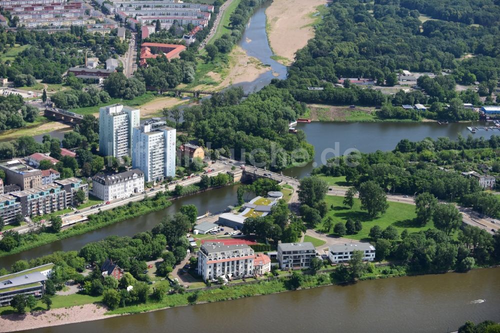 Luftbild Magdeburg - Wohngebiet einer Mehrfamilienhaussiedlung Zollstraße - Kleiner Werder am Ufer des Flußverlaufes der Elbe in Magdeburg im Bundesland Sachsen-Anhalt