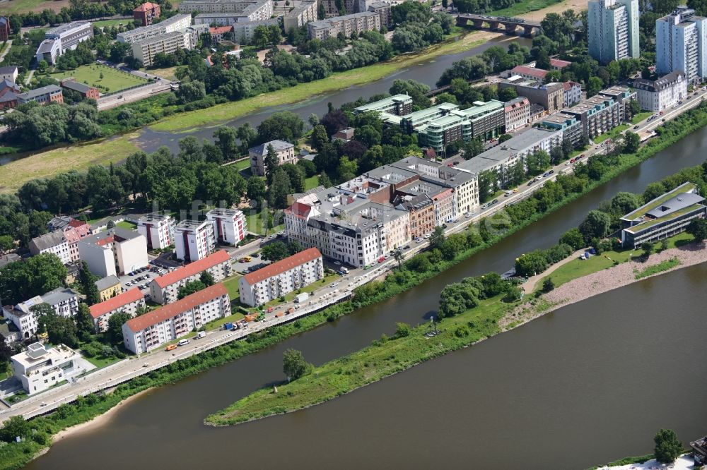 Luftaufnahme Magdeburg - Wohngebiet einer Mehrfamilienhaussiedlung Zollstraße - Kleiner Werder am Ufer des Flußverlaufes der Elbe in Magdeburg im Bundesland Sachsen-Anhalt