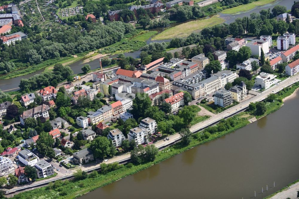 Magdeburg von oben - Wohngebiet einer Mehrfamilienhaussiedlung Zollstraße - Kleiner Werder am Ufer des Flußverlaufes der Elbe in Magdeburg im Bundesland Sachsen-Anhalt