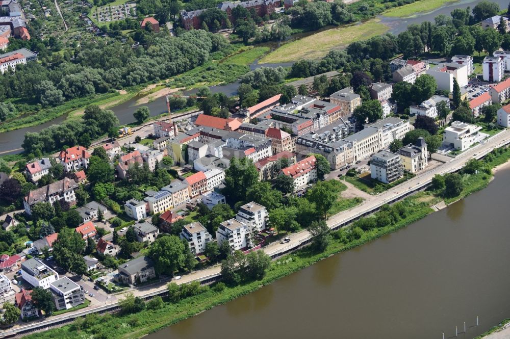 Luftbild Magdeburg - Wohngebiet einer Mehrfamilienhaussiedlung Zollstraße - Kleiner Werder am Ufer des Flußverlaufes der Elbe in Magdeburg im Bundesland Sachsen-Anhalt