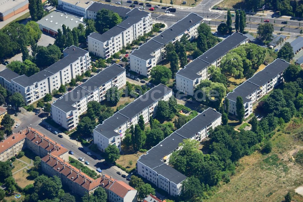 Berlin von oben - Wohngebiet mit Mehrfamilienhäusern an der Berta-Waterstradt-Straße in Berlin Adlershof