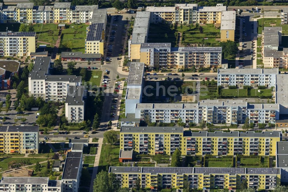 Greifswald von oben - Wohngebiet mit Mehrfamilienhäusern in Form DDR - typischer Plattenbauten an der Anklamer Straße im Südosten von Greifwald in Mecklenburg-Vorpommern