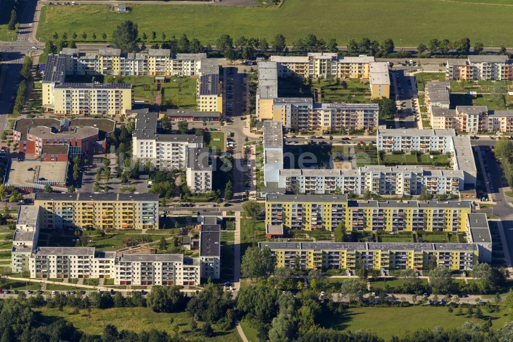 Luftbild Greifswald - Wohngebiet mit Mehrfamilienhäusern in Form DDR - typischer Plattenbauten an der Anklamer Straße im Südosten von Greifwald in Mecklenburg-Vorpommern