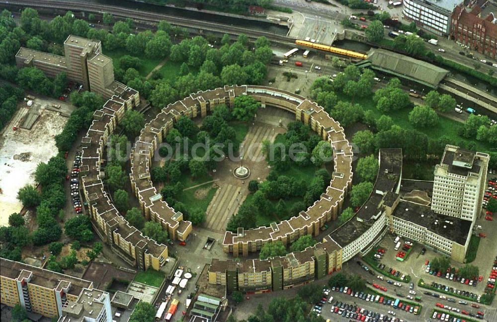 Luftaufnahme Berlin - Kreuzberg - Wohngebiet am Mehringplatz in Kreuzberg.