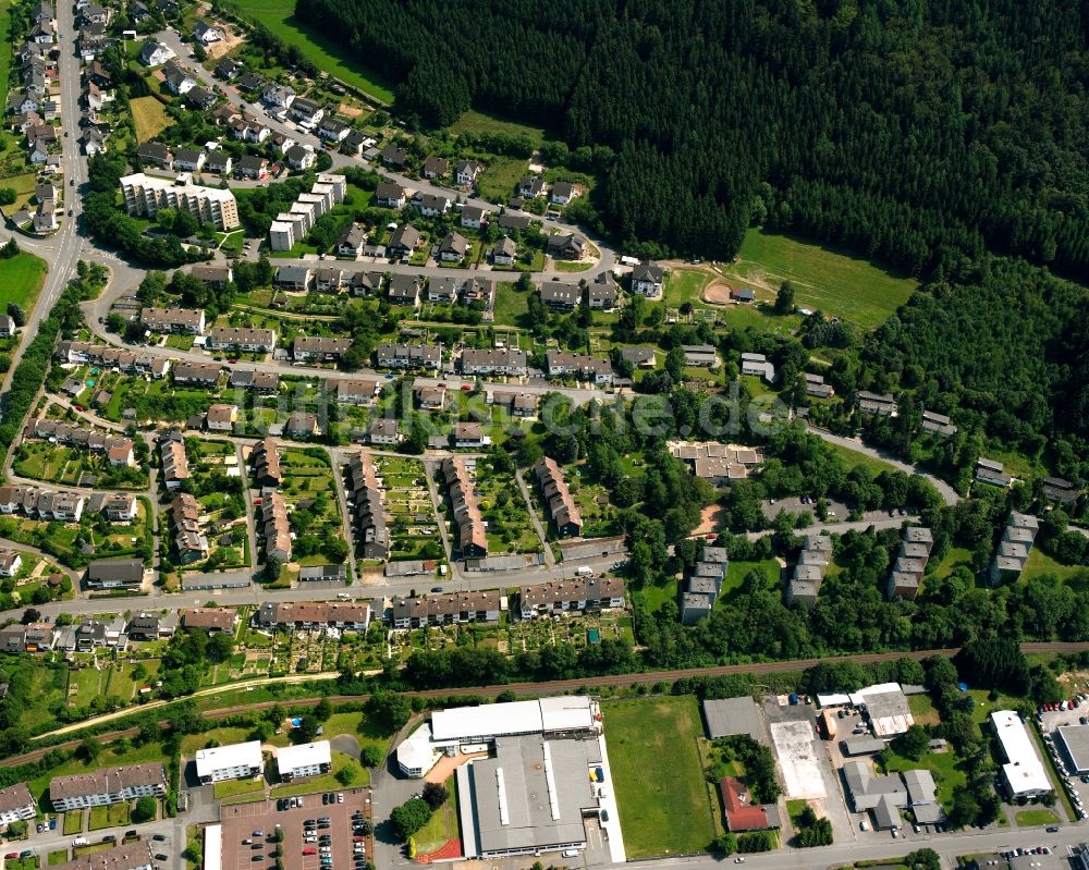 Bad Berleburg aus der Vogelperspektive: Wohngebiet - Mischbebauung der Mehr- und Einfamilienhaussiedlung in Bad Berleburg im Bundesland Nordrhein-Westfalen, Deutschland