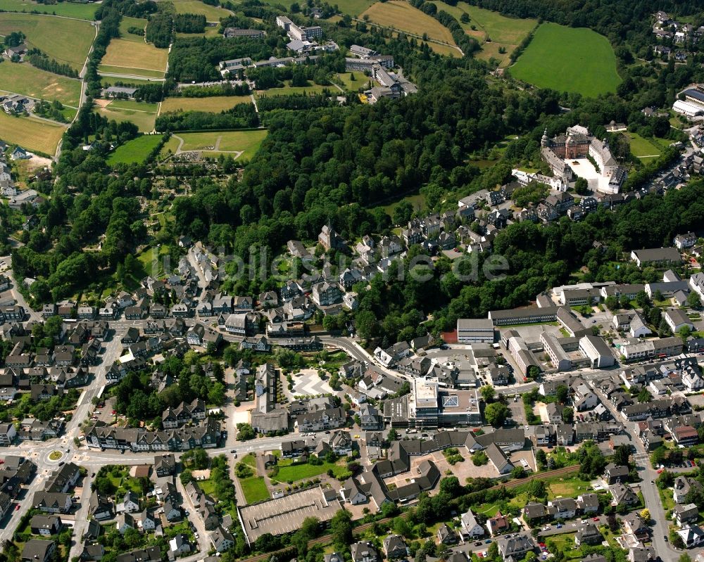 Bad Berleburg von oben - Wohngebiet - Mischbebauung der Mehr- und Einfamilienhaussiedlung in Bad Berleburg im Bundesland Nordrhein-Westfalen, Deutschland