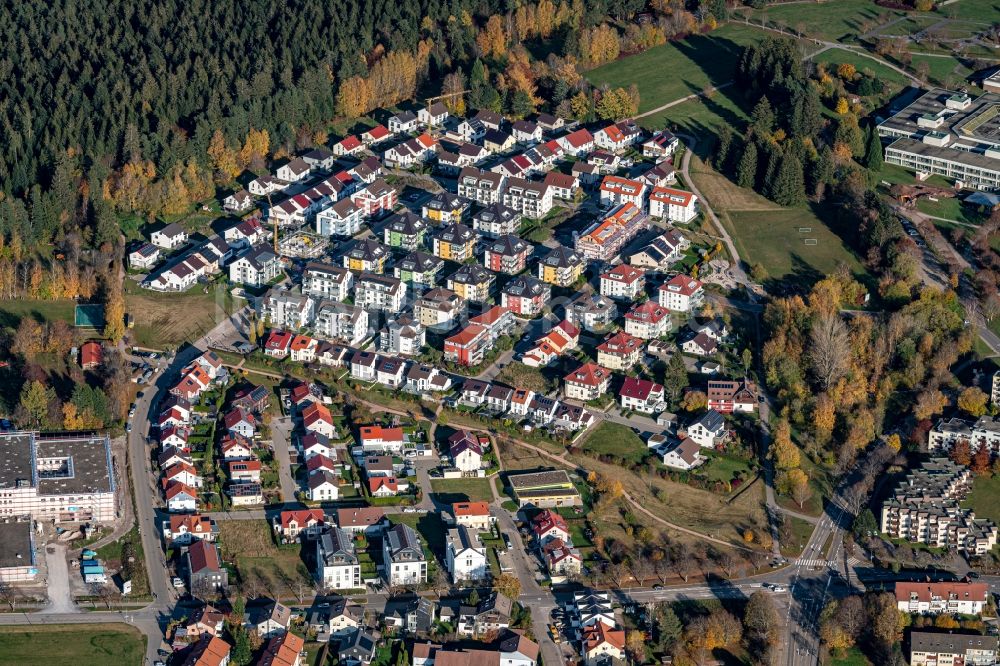 Freudenstadt aus der Vogelperspektive: Wohngebiet - Mischbebauung der Mehr- und Einfamilienhaussiedlung bei der Klinik in Freudenstadt im Bundesland Baden-Württemberg, Deutschland