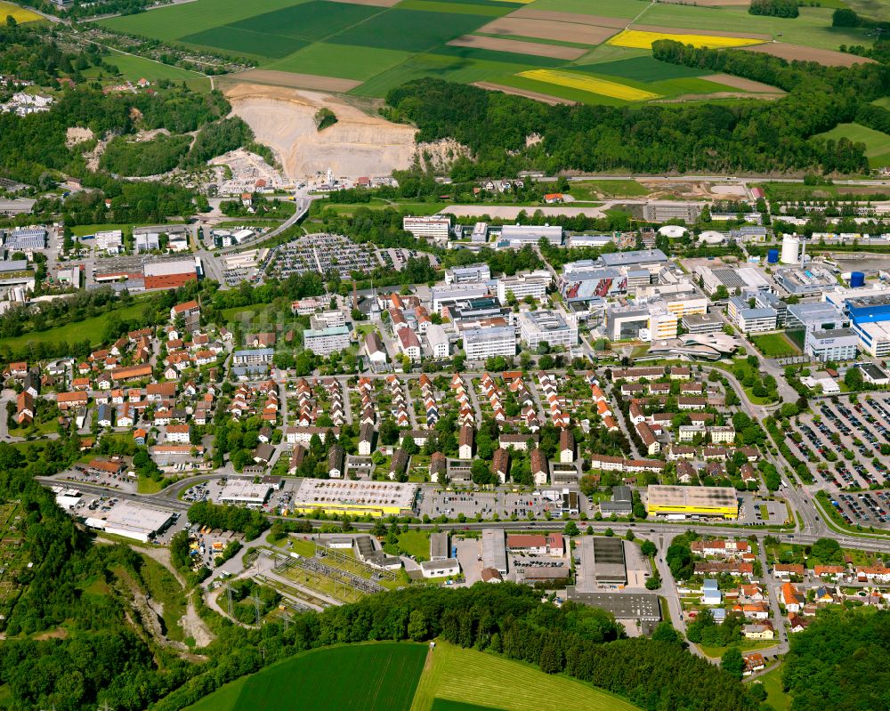 Biberach an der Riß von oben - Wohngebiet - Mischbebauung der Mehr- und Einfamilienhaussiedlung in Biberach an der Riß im Bundesland Baden-Württemberg, Deutschland