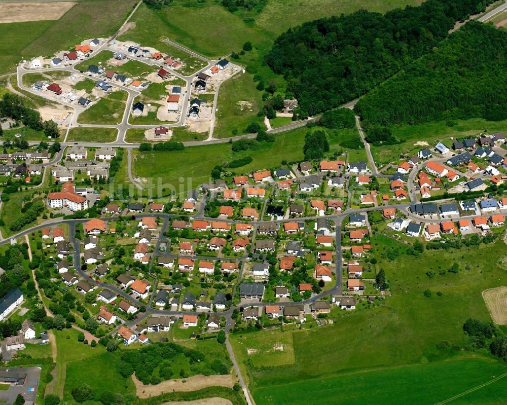 Luftaufnahme Birkenfeld - Wohngebiet - Mischbebauung der Mehr- und Einfamilienhaussiedlung in Birkenfeld im Bundesland Rheinland-Pfalz, Deutschland