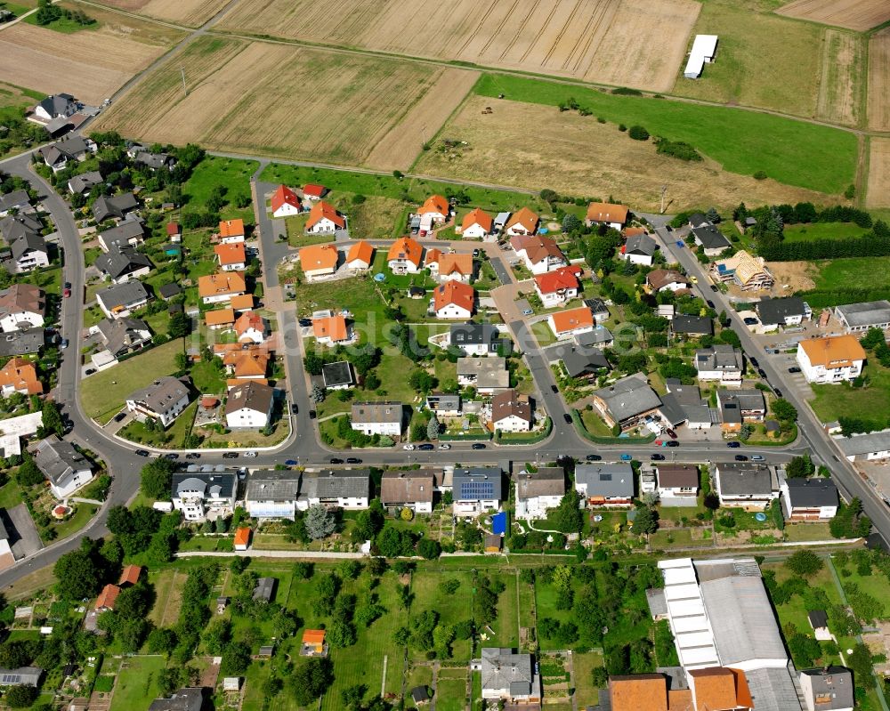 Burkhardsfelden aus der Vogelperspektive: Wohngebiet - Mischbebauung der Mehr- und Einfamilienhaussiedlung in Burkhardsfelden im Bundesland Hessen, Deutschland