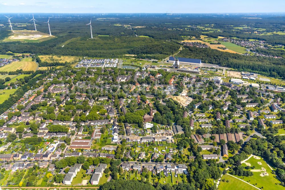 Dinslaken von oben - Wohngebiet - Mischbebauung der Mehr- und Einfamilienhaussiedlung in Dinslaken im Bundesland Nordrhein-Westfalen, Deutschland