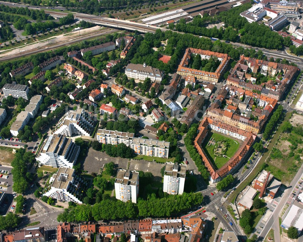 Luftaufnahme Durlach - Wohngebiet - Mischbebauung der Mehr- und Einfamilienhaussiedlung in Durlach im Bundesland Baden-Württemberg, Deutschland