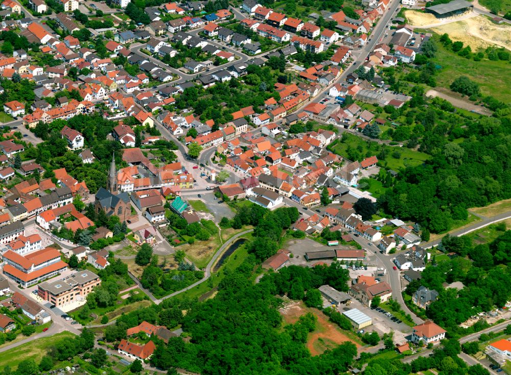 Luftbild Eisenberg (Pfalz) - Wohngebiet - Mischbebauung der Mehr- und Einfamilienhaussiedlung in Eisenberg (Pfalz) im Bundesland Rheinland-Pfalz, Deutschland