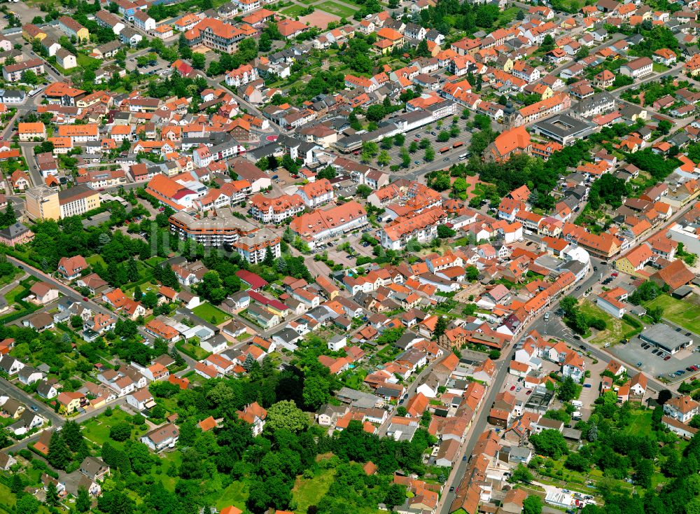 Luftaufnahme Eisenberg (Pfalz) - Wohngebiet - Mischbebauung der Mehr- und Einfamilienhaussiedlung in Eisenberg (Pfalz) im Bundesland Rheinland-Pfalz, Deutschland