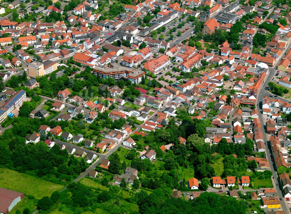 Eisenberg (Pfalz) von oben - Wohngebiet - Mischbebauung der Mehr- und Einfamilienhaussiedlung in Eisenberg (Pfalz) im Bundesland Rheinland-Pfalz, Deutschland