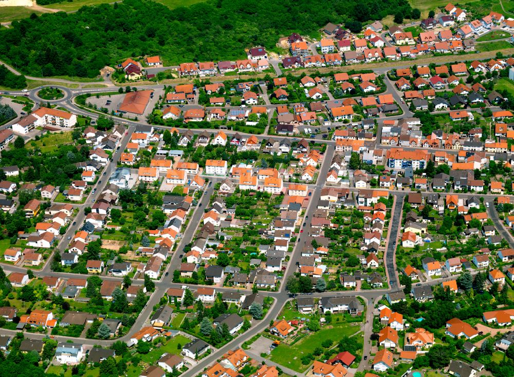 Eisenberg (Pfalz) aus der Vogelperspektive: Wohngebiet - Mischbebauung der Mehr- und Einfamilienhaussiedlung in Eisenberg (Pfalz) im Bundesland Rheinland-Pfalz, Deutschland