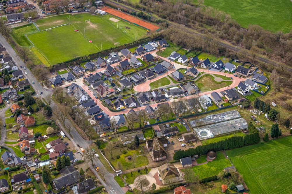 Elten von oben - Wohngebiet - Mischbebauung der Mehr- und Einfamilienhaussiedlung in Elten im Bundesland Nordrhein-Westfalen, Deutschland