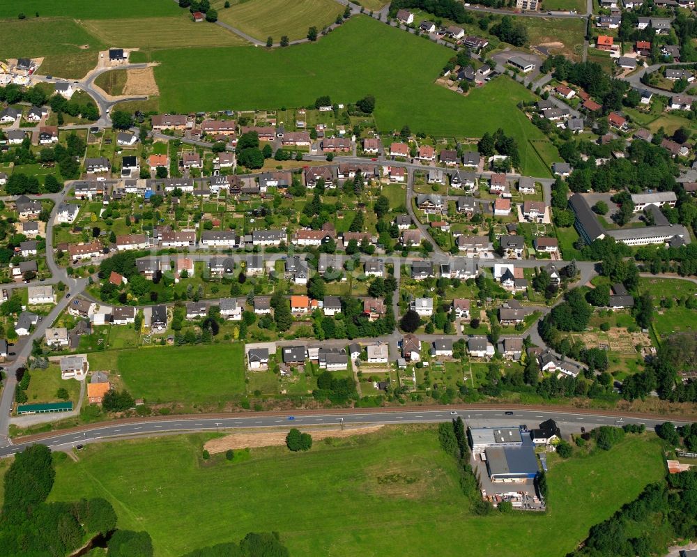 Erndtebrück aus der Vogelperspektive: Wohngebiet - Mischbebauung der Mehr- und Einfamilienhaussiedlung in Erndtebrück im Bundesland Nordrhein-Westfalen, Deutschland