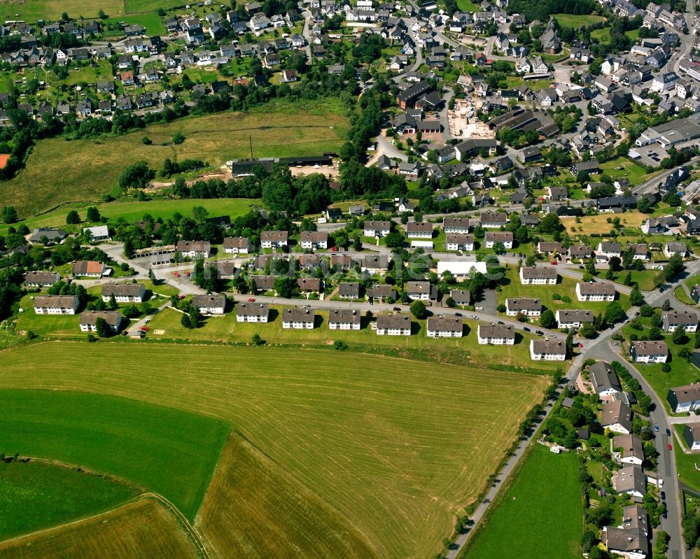 Luftaufnahme Erndtebrück - Wohngebiet - Mischbebauung der Mehr- und Einfamilienhaussiedlung in Erndtebrück im Bundesland Nordrhein-Westfalen, Deutschland