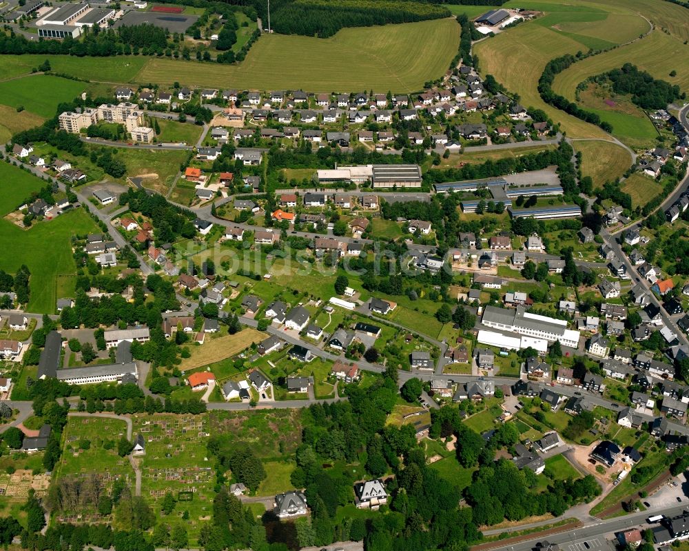 Erndtebrück von oben - Wohngebiet - Mischbebauung der Mehr- und Einfamilienhaussiedlung in Erndtebrück im Bundesland Nordrhein-Westfalen, Deutschland