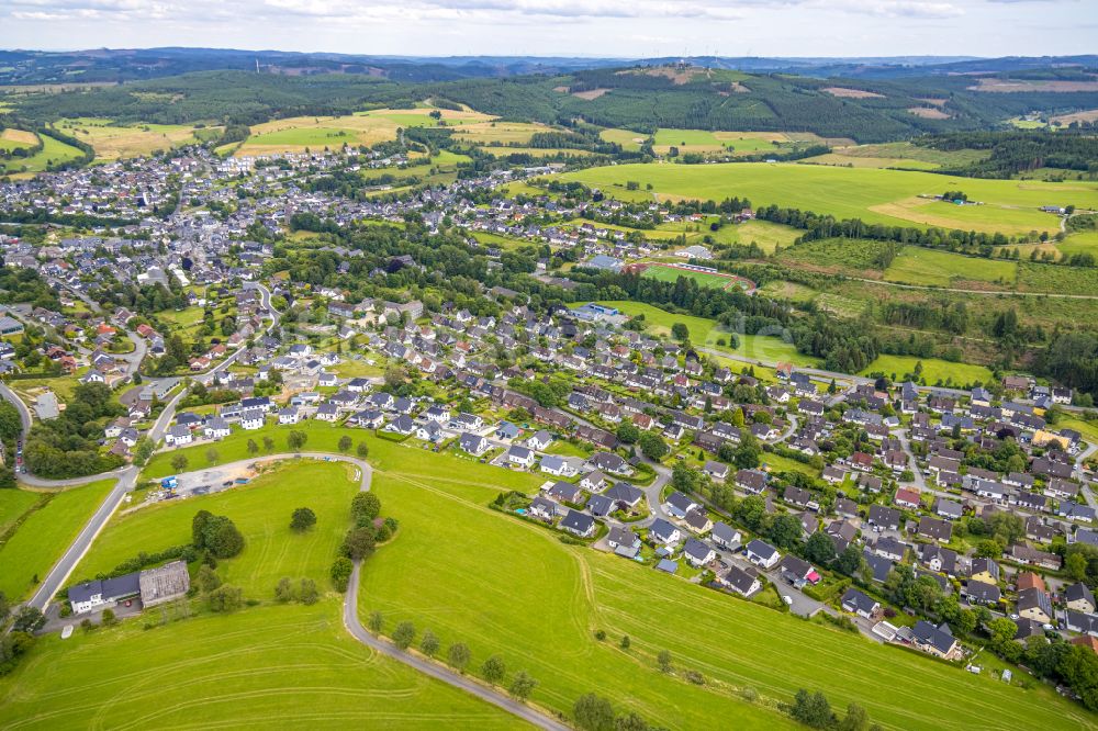 Erndtebrück von oben - Wohngebiet - Mischbebauung der Mehr- und Einfamilienhaussiedlung in Erndtebrück im Bundesland Nordrhein-Westfalen, Deutschland