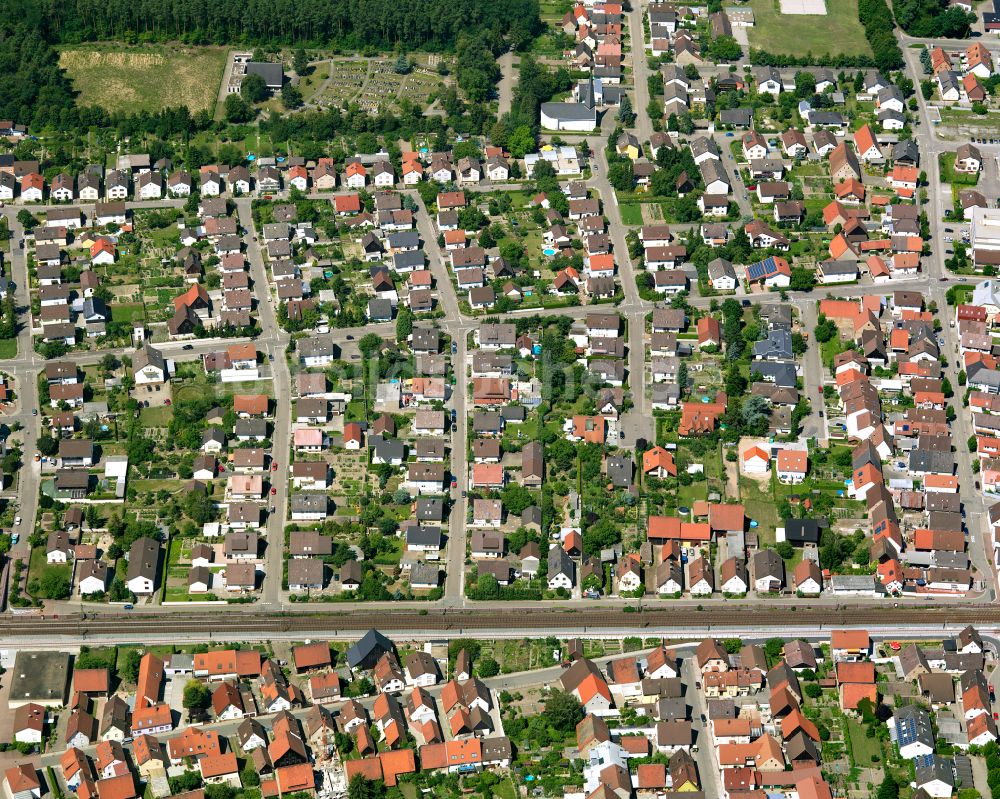 Luftaufnahme Friedrichstal - Wohngebiet - Mischbebauung der Mehr- und Einfamilienhaussiedlung in Friedrichstal im Bundesland Baden-Württemberg, Deutschland