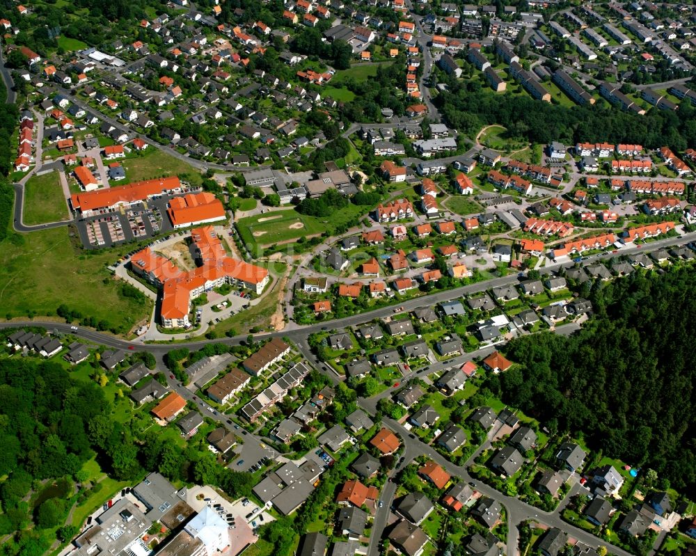 Hann. Münden von oben - Wohngebiet - Mischbebauung der Mehr- und Einfamilienhaussiedlung in Hann. Münden im Bundesland Niedersachsen, Deutschland