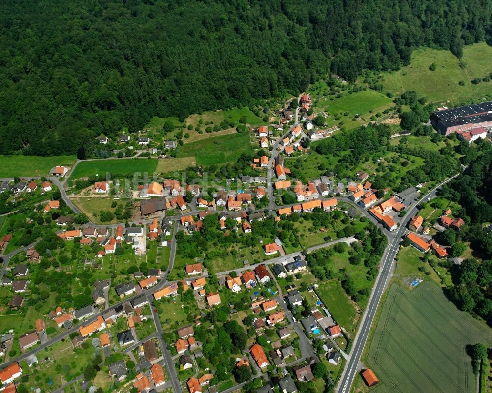 Hann. Münden von oben - Wohngebiet - Mischbebauung der Mehr- und Einfamilienhaussiedlung in Hann. Münden im Bundesland Niedersachsen, Deutschland