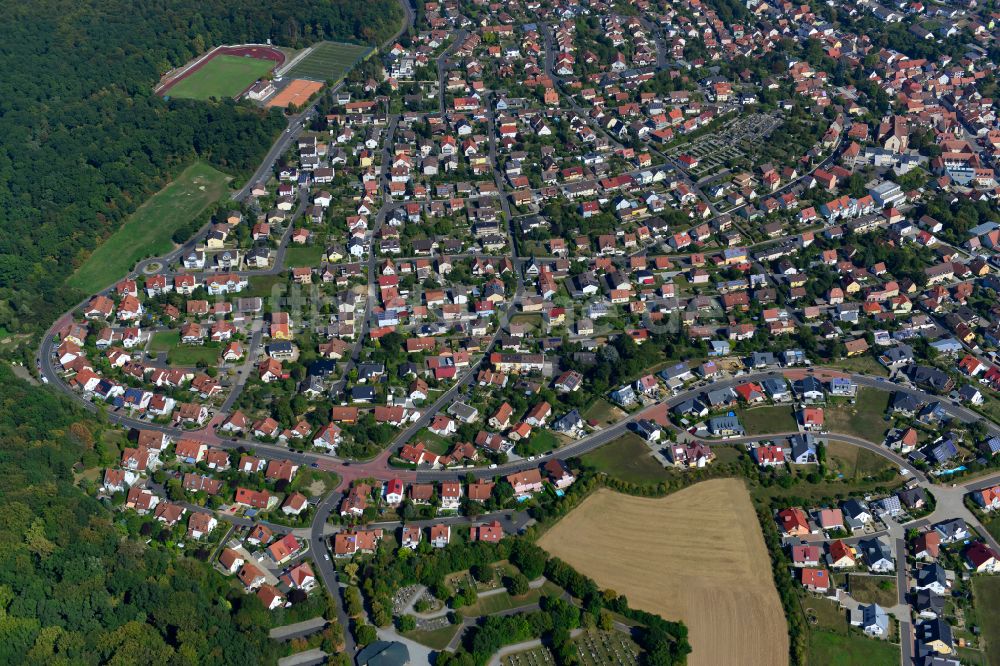 Luftaufnahme Höchberg - Wohngebiet - Mischbebauung der Mehr- und Einfamilienhaussiedlung in Höchberg im Bundesland Bayern, Deutschland