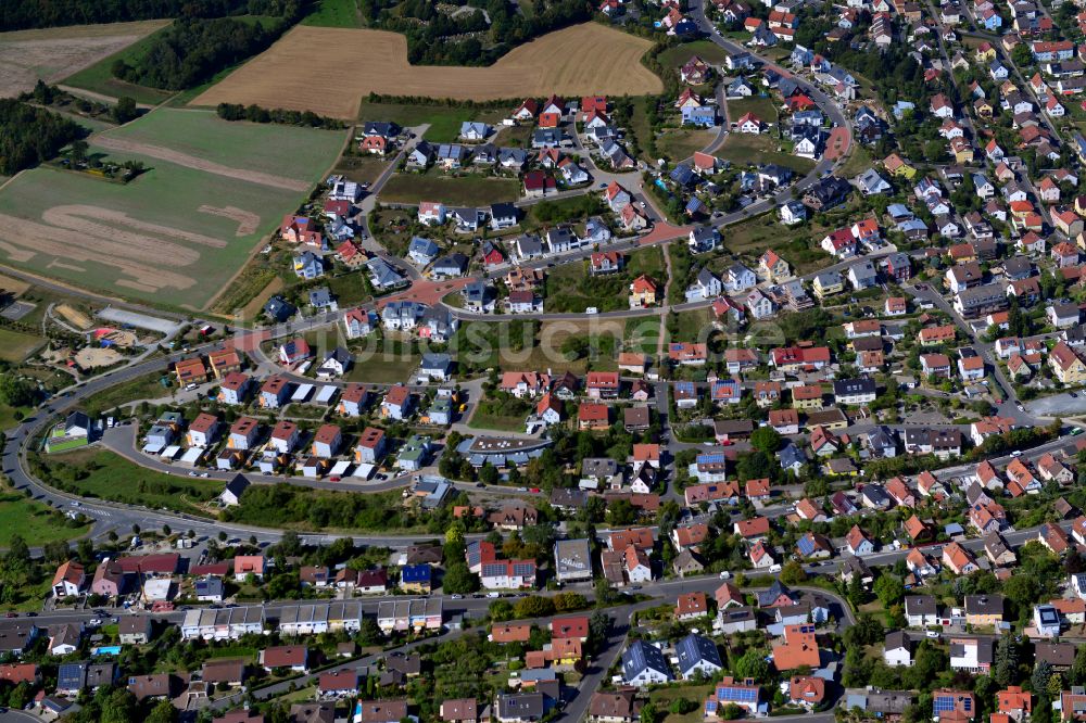 Luftaufnahme Höchberg - Wohngebiet - Mischbebauung der Mehr- und Einfamilienhaussiedlung in Höchberg im Bundesland Bayern, Deutschland