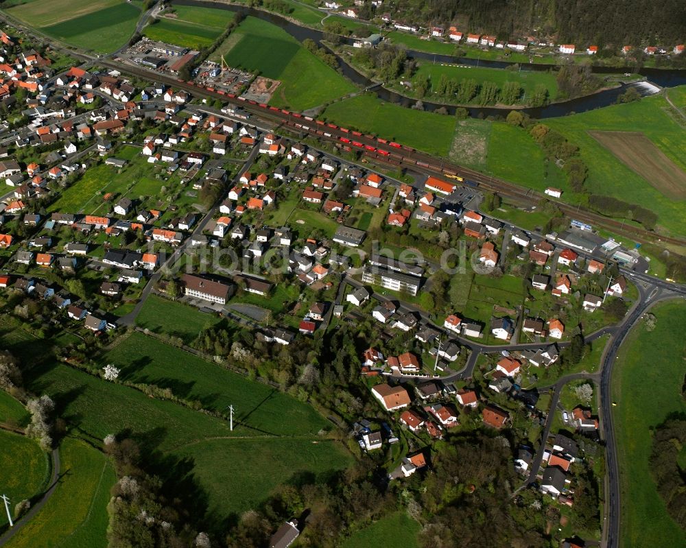 Heimboldshausen von oben - Wohngebiet - Mischbebauung der Mehr- und Einfamilienhaussiedlung in Heimboldshausen im Bundesland Hessen, Deutschland