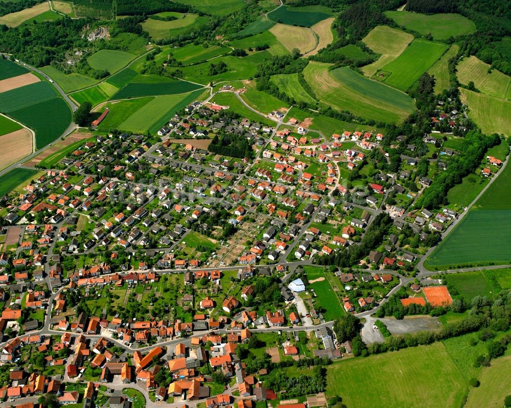 Heinebach aus der Vogelperspektive: Wohngebiet - Mischbebauung der Mehr- und Einfamilienhaussiedlung in Heinebach im Bundesland Hessen, Deutschland