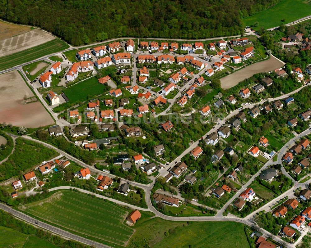 Hennenbach von oben - Wohngebiet - Mischbebauung der Mehr- und Einfamilienhaussiedlung in Hennenbach im Bundesland Bayern, Deutschland