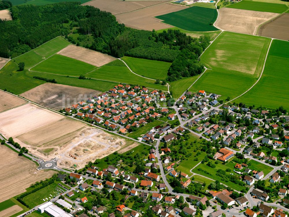 Hochdorf aus der Vogelperspektive: Wohngebiet - Mischbebauung der Mehr- und Einfamilienhaussiedlung in Hochdorf im Bundesland Baden-Württemberg, Deutschland