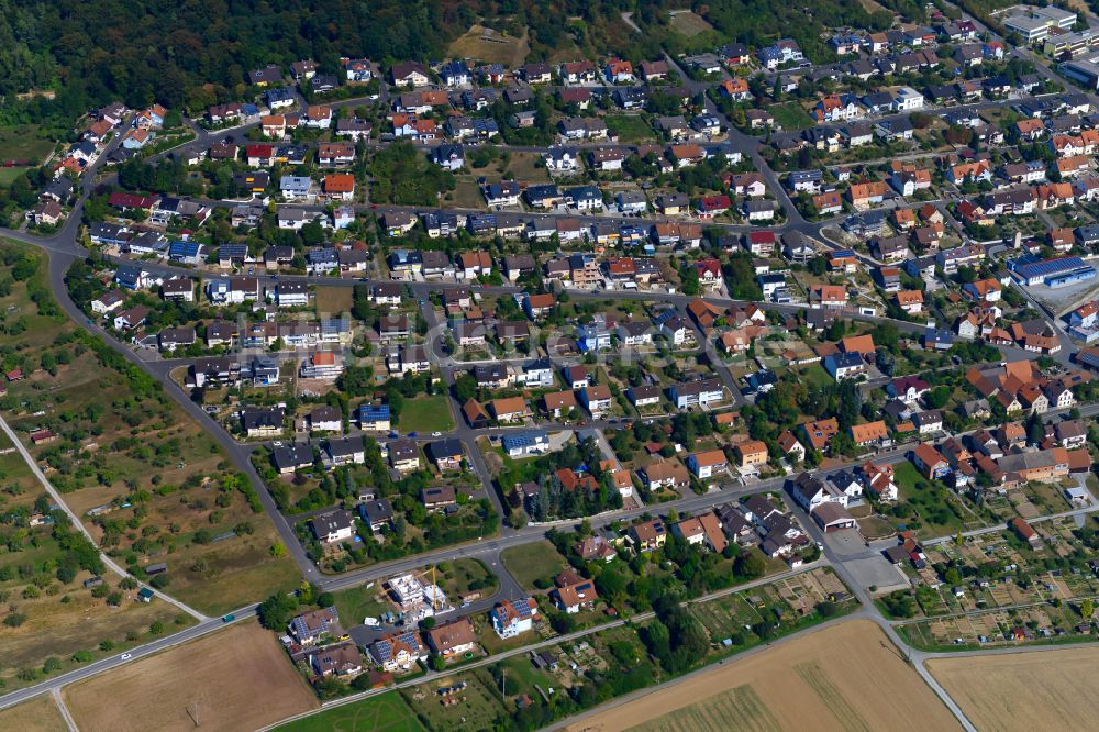 Luftaufnahme Holzkirchhausen - Wohngebiet - Mischbebauung der Mehr- und Einfamilienhaussiedlung in Holzkirchhausen im Bundesland Bayern, Deutschland