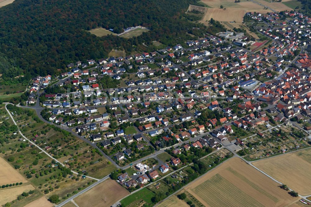 Holzkirchhausen von oben - Wohngebiet - Mischbebauung der Mehr- und Einfamilienhaussiedlung in Holzkirchhausen im Bundesland Bayern, Deutschland