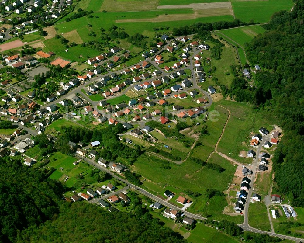 Hoppstädten-Weiersbach aus der Vogelperspektive: Wohngebiet - Mischbebauung der Mehr- und Einfamilienhaussiedlung in Hoppstädten-Weiersbach im Bundesland Rheinland-Pfalz, Deutschland