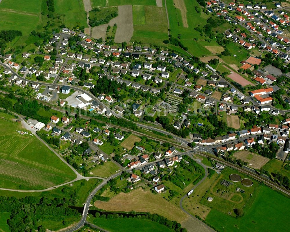 Luftaufnahme Hoppstädten-Weiersbach - Wohngebiet - Mischbebauung der Mehr- und Einfamilienhaussiedlung in Hoppstädten-Weiersbach im Bundesland Rheinland-Pfalz, Deutschland