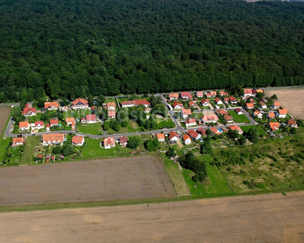 Hüpstedt aus der Vogelperspektive: Wohngebiet - Mischbebauung der Mehr- und Einfamilienhaussiedlung in Hüpstedt im Bundesland Thüringen, Deutschland