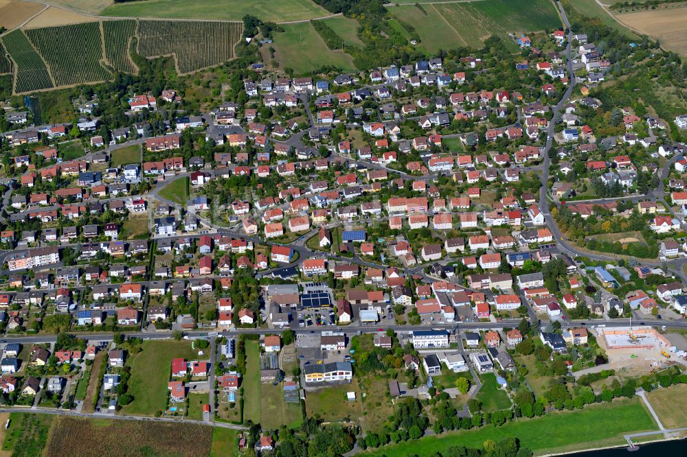 Kleinochsenfurt aus der Vogelperspektive: Wohngebiet - Mischbebauung der Mehr- und Einfamilienhaussiedlung in Kleinochsenfurt im Bundesland Bayern, Deutschland