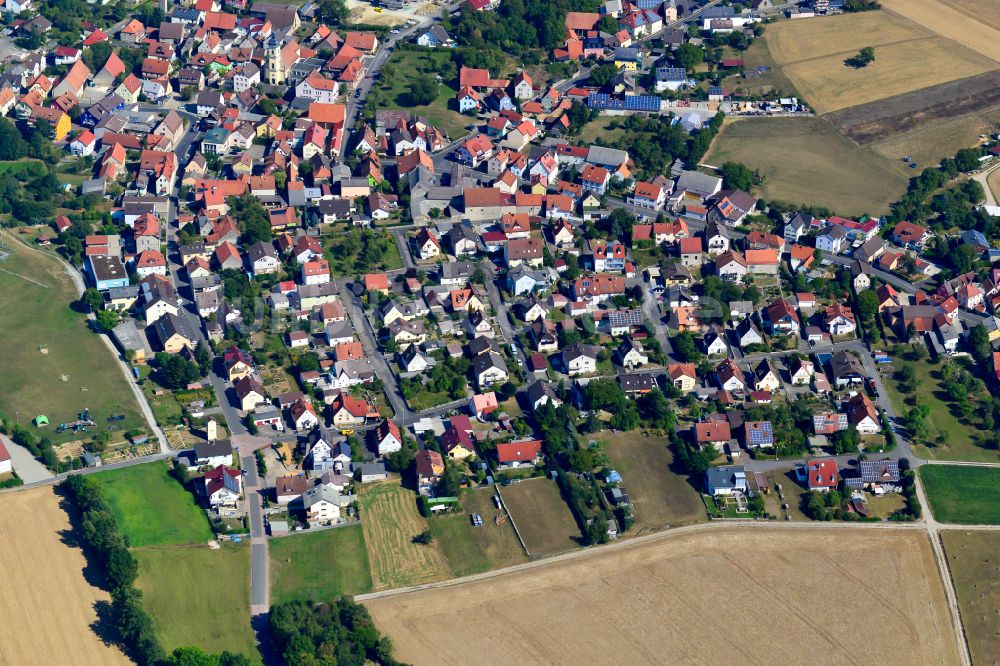 Kleinrinderfeld von oben - Wohngebiet - Mischbebauung der Mehr- und Einfamilienhaussiedlung in Kleinrinderfeld im Bundesland Bayern, Deutschland