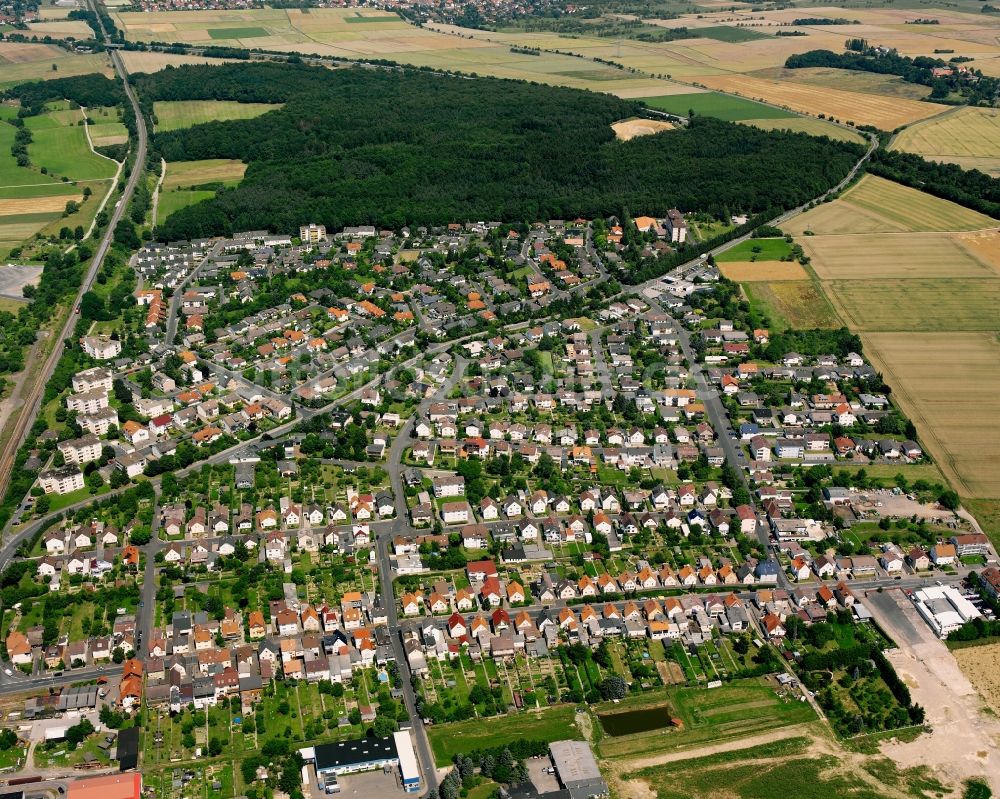 Lang-Göns aus der Vogelperspektive: Wohngebiet - Mischbebauung der Mehr- und Einfamilienhaussiedlung in Lang-Göns im Bundesland Hessen, Deutschland