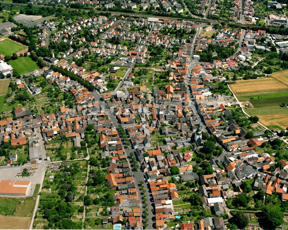 Lang-Göns von oben - Wohngebiet - Mischbebauung der Mehr- und Einfamilienhaussiedlung in Lang-Göns im Bundesland Hessen, Deutschland